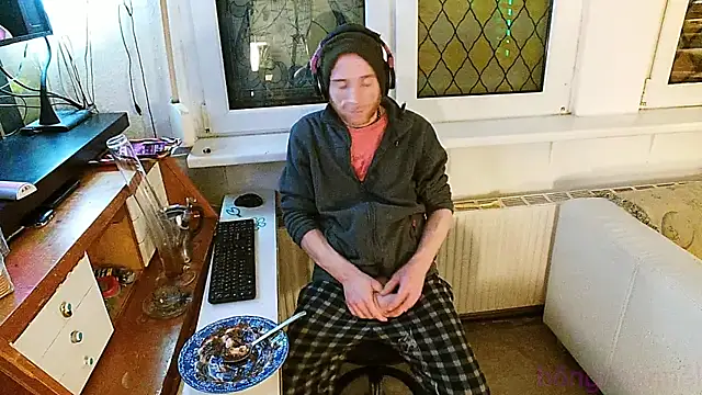 Snapshot of BongChannel chatting on December 4, 3:59 am BongChannel online show from December 4, 3:59 am