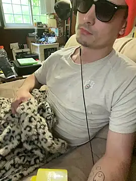 JustTylerr online show from June 21, 11:49 am
