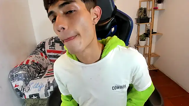 oliverhot2005 online show from October 21, 4:59 am