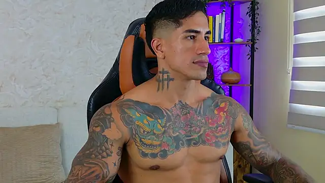 Snapshot of AdanReilly chatting on February 20, 7:19 pm AdanReilly online show from February 20, 7:19 pm
