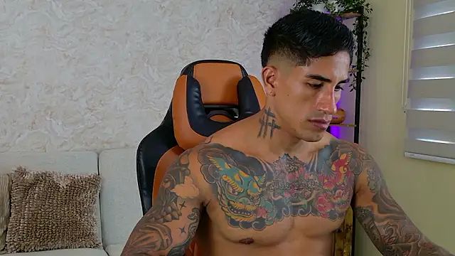 Snapshot of AdanReilly chatting on December 5, 10:01 pm AdanReilly online show from December 5, 10:01 pm