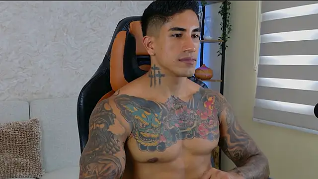 Snapshot of AdanReilly chatting on December 21, 7:16 pm AdanReilly online show from December 21, 7:16 pm