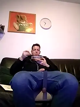 Snapshot of Knuffelstaaf123 chatting on January 6, 4:44 pm Knuffelstaaf123 online show from January 6, 4:44 pm