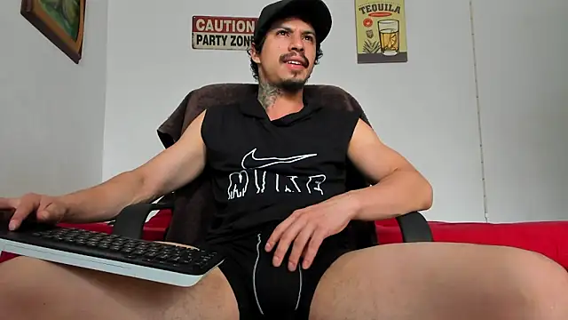 Snapshot of TristanWoods chatting on December 21, 6:34 pm TristanWoods online show from December 21, 6:34 pm
