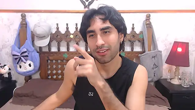 Snapshot of MilanZaire chatting on March 18, 1:02 am MilanZaire online show from March 18, 1:02 am