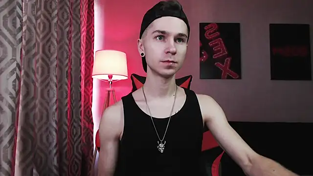 Joseph  Quinn online show from November 11, 7:13 am