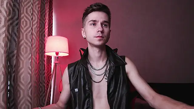 Joseph  Quinn online show from October 13, 7:14 am