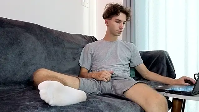 Joseph  Quinn online show from March 25, 7:12 am