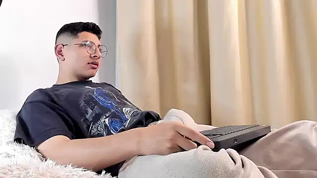 a lejandro 0 8 online show from February 8, 6:33 am