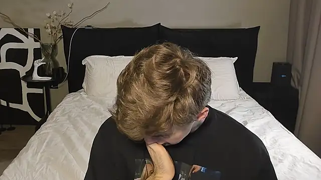 simonwnl online show from December 18, 6:04 pm