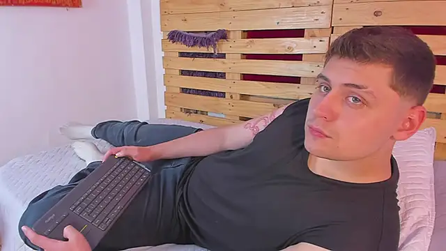 Snapshot of jordanscott20 chatting on March 14, 2:42 am jordanscott20 online show from March 14, 2:42 am