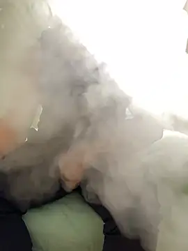 Snapshot of FumesClouds chatting on December 18, 10:13 pm FumesClouds online show from December 18, 10:13 pm