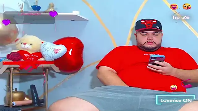 Snapshot of damian_chubby chatting on September 23, 6:40 pm damian chubby online show from September 23, 6:40 pm