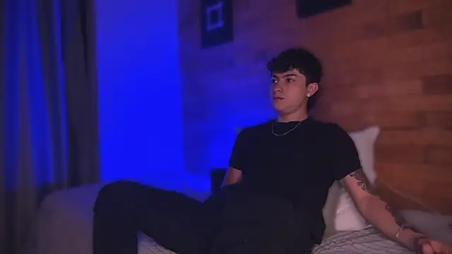 Snapshot of Ares_Dickson chatting on March 22, 12:14 pm Ares Dickson online show from March 22, 12:14 pm