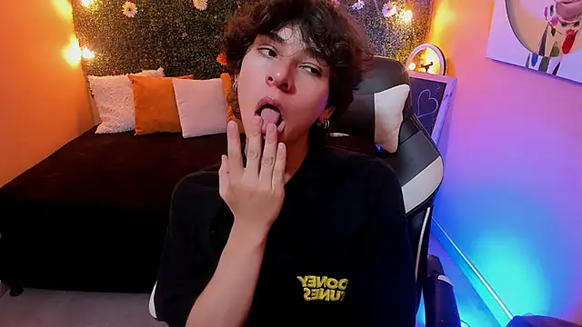 Luke Howland online show from December 5, 8:23 pm