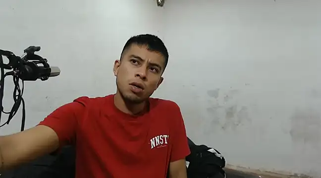 Snapshot of danielitopapuu chatting on December 11, 8:16 pm danielitopapuu online show from December 11, 8:16 pm