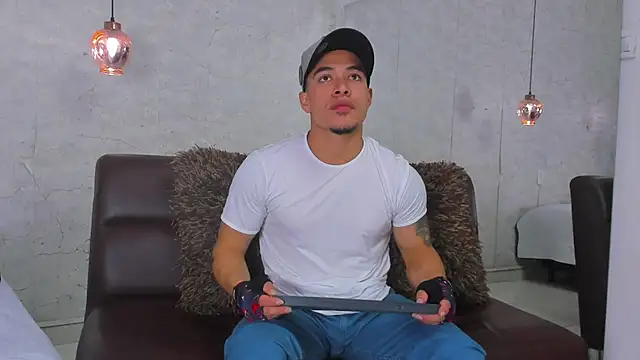 Bryson Collins  online show from January 10, 11:39 pm