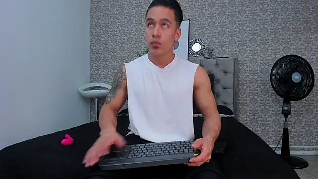 Bryson Collins  online show from September 23, 11:15 pm