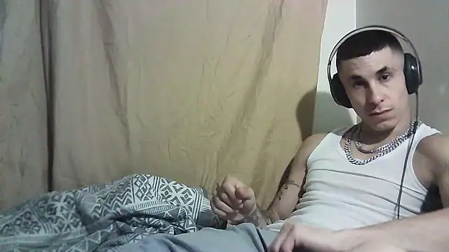 Snapshot of --D-a-D-D-y- chatting on December 13, 11:39 pm --D-a-D-D-y- online show from December 13, 11:39 pm