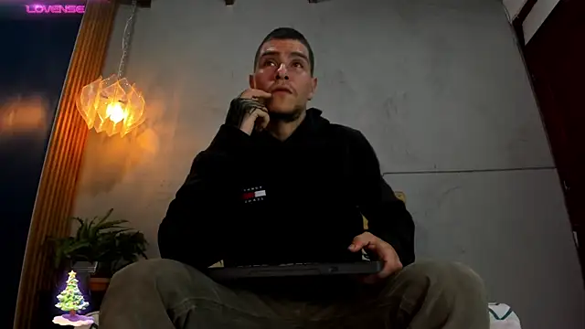 Snapshot of french_sexx chatting on December 11, 1:18 am french sexx online show from December 11, 1:18 am
