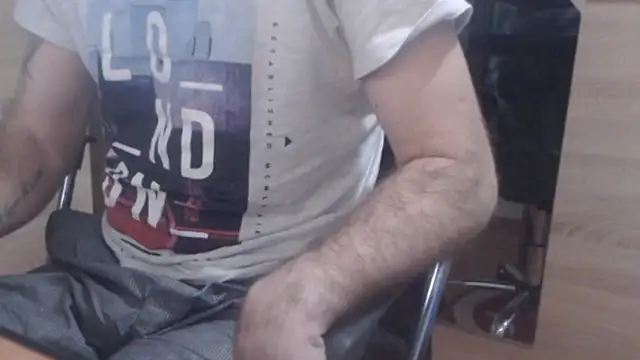 uncutguy01 online show from January 8, 6:31 am