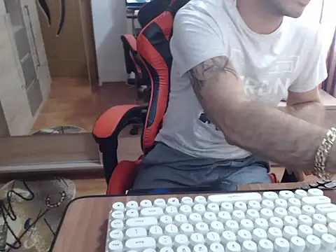 uncutguy01 online show from September 20, 12:49 pm