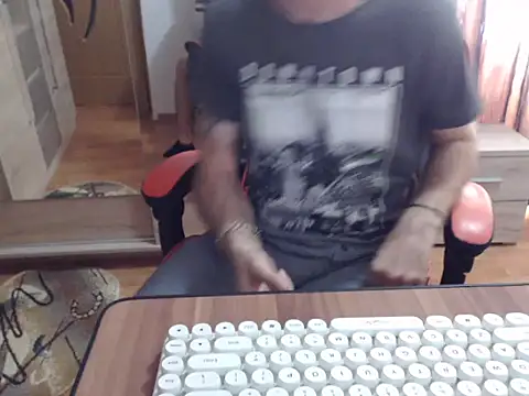 uncutguy01 online show from September 18, 12:29 pm