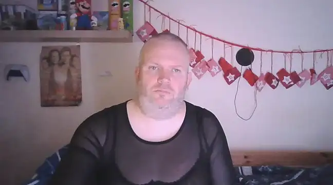 Snapshot of ShyBoy1982 chatting on February 23, 4:33 am ShyBoy1982 online show from February 23, 4:33 am