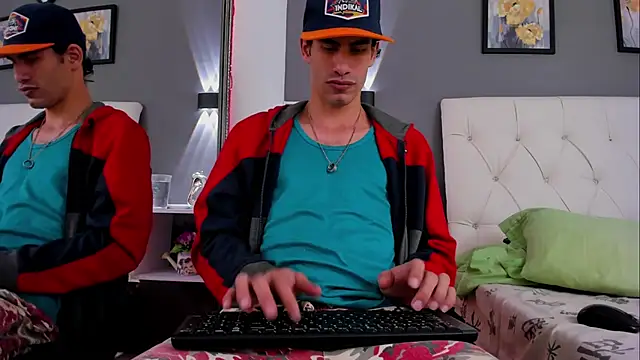 Elias Snow  online show from October 7, 12:31 pm