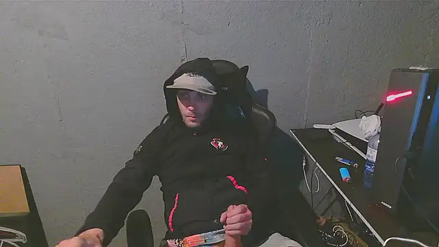 Snapshot of Superoz77 chatting on December 17, 5:07 am Superoz77 online show from December 17, 5:07 am