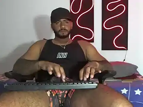 Snapshot of Hardboy_latin chatting on February 6, 11:15 pm Hardboy latin online show from February 6, 11:15 pm