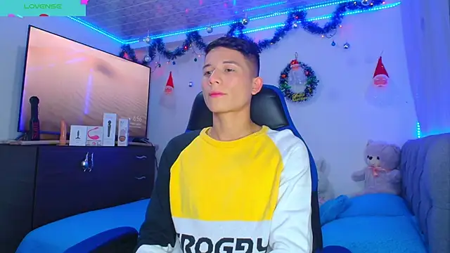 Snapshot of bryamer_19 chatting on December 3, 11:57 pm bryamer 19 online show from December 3, 11:57 pm
