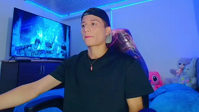 Snapshot of bryamer_19 chatting on January 6, 1:53 am bryamer 19 online show from January 6, 1:53 am