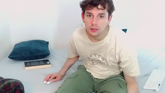 Snapshot of Elio555 chatting on December 8, 7:37 am Elio555 online show from December 8, 7:37 am