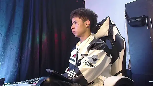 sexybat twink online show from December 4, 11:34 pm