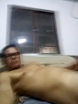Snapshot of manuelmen211 chatting on October 9, 3:33 am manuelmen211 online show from October 9, 3:33 am