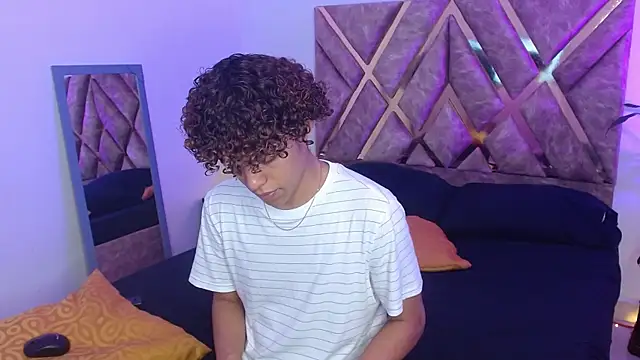 Snapshot of nickolas_moon chatting on February 2, 4:32 pm nickolas moon online show from February 2, 4:32 pm