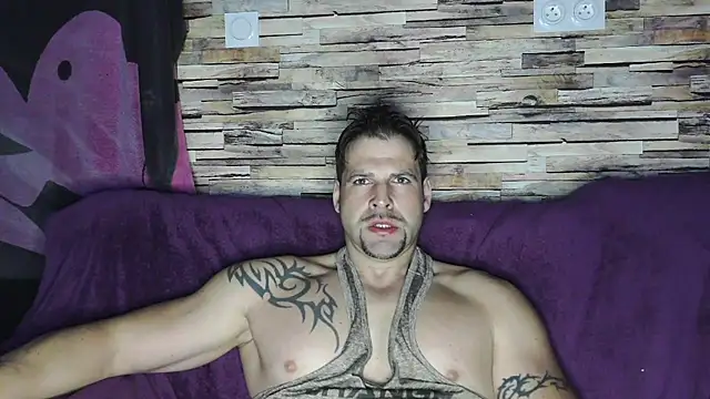 Snapshot of XxBigboybandxX chatting on March 1, 5:53 am XxBigboybandxX online show from March 1, 5:53 am
