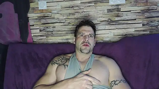 Snapshot of XxBigboybandxX chatting on February 8, 7:48 am XxBigboybandxX online show from February 8, 7:48 am