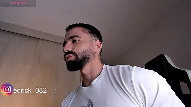 Snapshot of edrick_walton1 chatting on December 21, 9:47 pm edrick walton1 online show from December 21, 9:47 pm