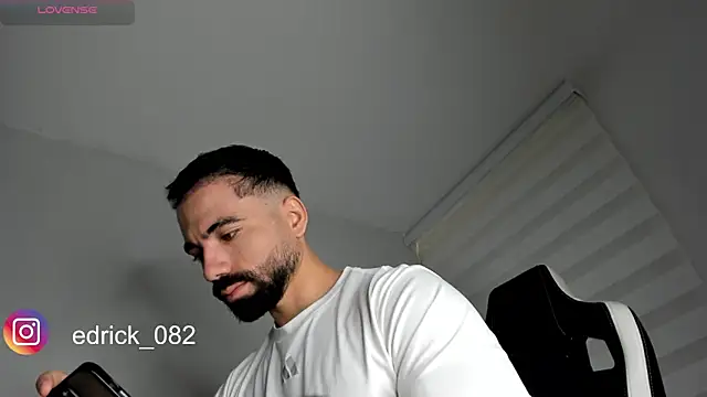 Snapshot of edrick_walton1 chatting on January 2, 11:52 am edrick walton1 online show from January 2, 11:52 am