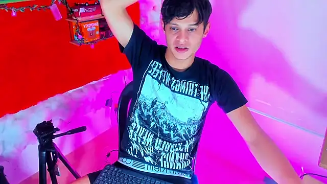 Snapshot of LilOwen_ chatting on September 25, 7:46 pm LilOwen online show from September 25, 7:46 pm