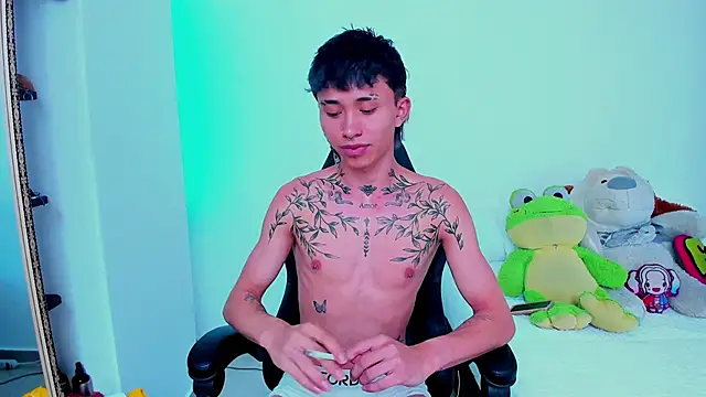 juniior 2311  online show from October 30, 7:15 pm