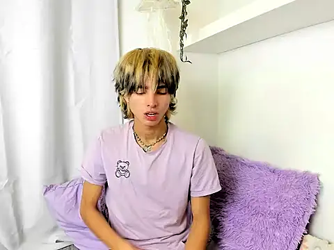 santy-kitty online show from December 17, 3:17 am