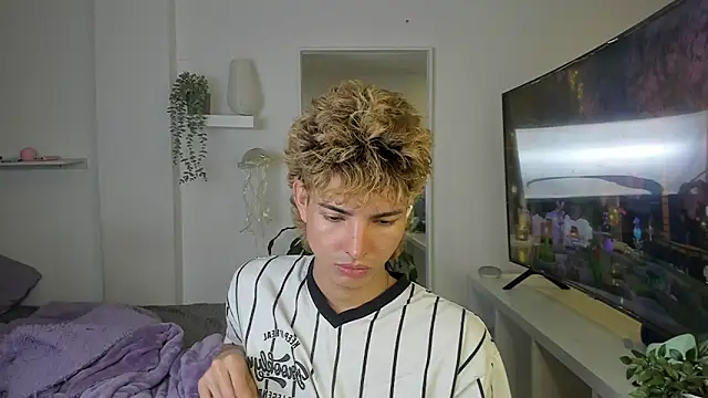 santy-kitty online show from November 8, 1:53 am