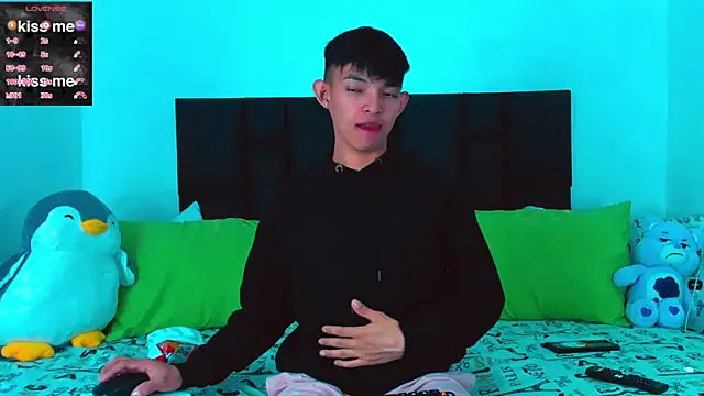 Snapshot of Tonny_twink_ chatting on February 8, 3:52 am Tonny twink online show from February 8, 3:52 am