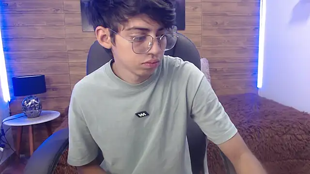 Snapshot of jhoellx chatting on March 7, 2:34 pm jhoellx online show from March 7, 2:34 pm