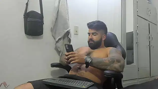 Snapshot of Lyon_vach chatting on February 4, 3:47 pm Lyon vach online show from February 4, 3:47 pm