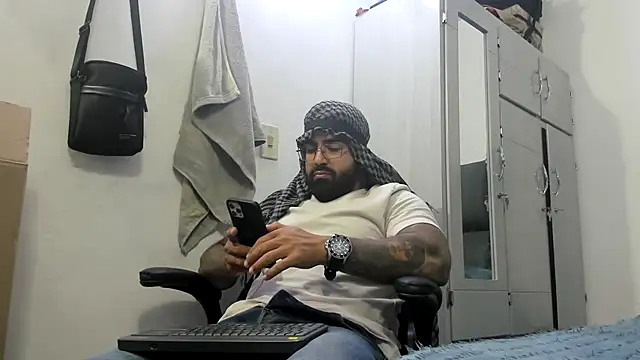 Snapshot of Lyon_vach chatting on January 23, 10:33 pm Lyon vach online show from January 23, 10:33 pm