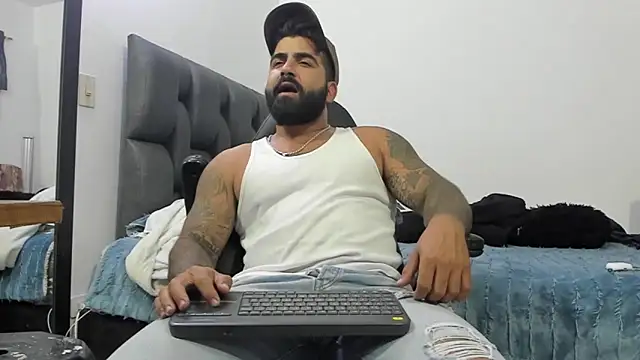 Snapshot of Lyon_vach chatting on December 11, 10:27 pm Lyon vach online show from December 11, 10:27 pm